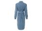 Une robe en jean bleu avec des manches longues et une ceinture.