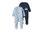 Deux pyjamas pour bébé, un bleu marine et un bleu clair à pois.