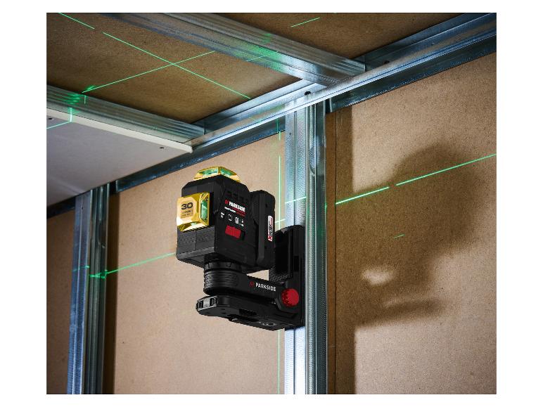 Niveau laser 3D projetant des lignes vertes sur une structure métallique et un mur en bois.