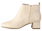 Bottines beiges à talon.
