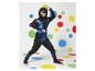 Un enfant dans un costume de ninja avec des détails bleus, posant devant un fond avec des cercles colorés.