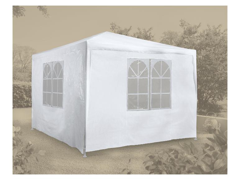 Tente de réception blanche avec fenêtres en extérieur.