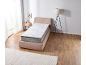 Lit moderne avec matelas dans un intérieur clair et minimaliste.