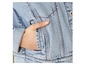 Gros plan sur une veste en jean bleu clair.