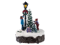 Décoration de Noël lumineuse avec deux enfants, un réverbère et un sapin dans la neige.