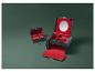 Deux boîtes à bijoux noires avec un intérieur rouge, l'une avec un miroir.
