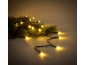 Guirlande lumineuse à lueur jaune chaude entrelacée avec des branches de sapin vertes.