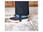 Bottes d'hiver noires avec une bordure rose et un pantalon noir avec des bandes élastiques vertes.
