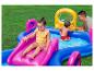 Piscine gonflable avec toboggan et jeux d'eau pour enfants.