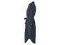 Une robe en jean bleu foncé à manches longues avec une ceinture.