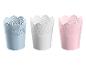 Trois pots ronds avec un motif de dentelle décoratif, en bleu clair, blanc et rose.