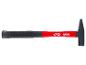 Un marteau KWB rouge avec une poignée en caoutchouc.