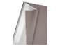 Papier cadeau gris et blanc plié.