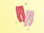 Deux pantalons de survêtement, un rose avec un motif pastèque et un rose uni.