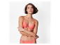 Soutien-gorge et culotte corail en dentelle.