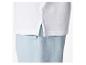 Polo blanc et pantalon bleu clair : vêtements décontractés.