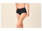 Culotte noire taille haute avec motif floral en dentelle portée par une femme.