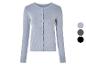 Un pull en tricot bleu clair à boutons.