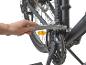 Nettoyage de chaîne de vélo avec une brosse.