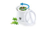 Une centrifugeuse à salade blanche Silvercrest avec de la salade à l'intérieur.