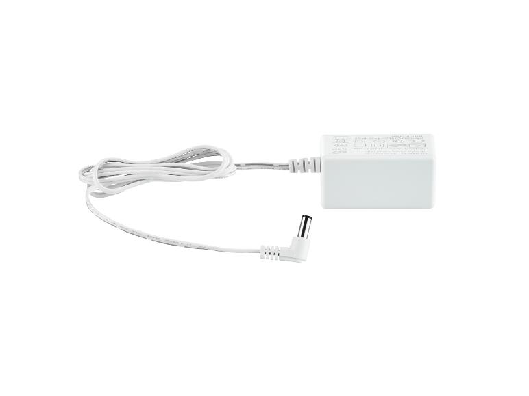 Une alimentation blanche avec un câble.