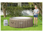 Une femme remplit un spa gonflable Lay-Z-Spa dans le jardin.