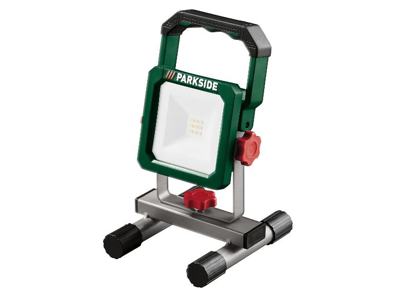 Projecteur de travail LED portable avec cadre vert et boutons de réglage rouges.