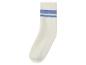 Des chaussettes blanches avec des rayures bleues.