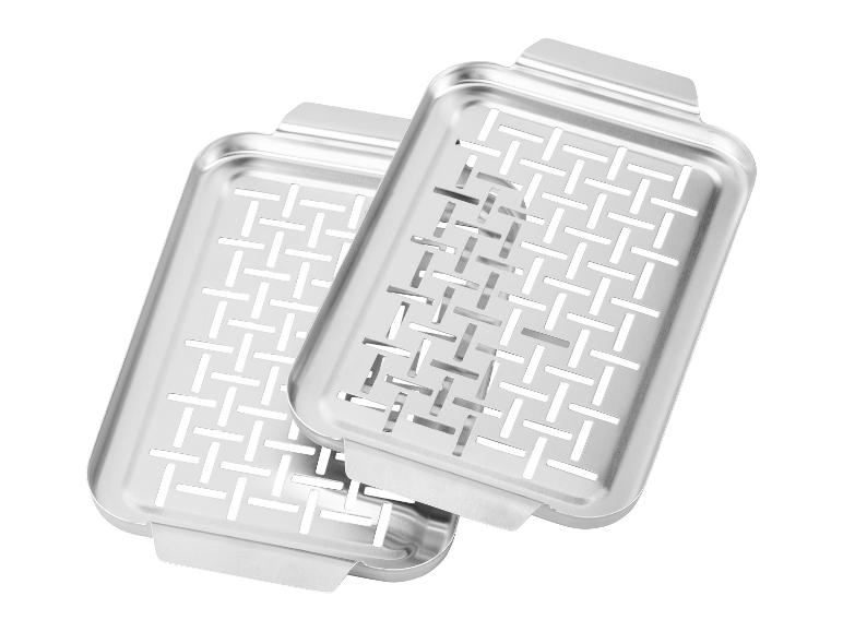 Deux paniers de grill rectangulaires en acier inoxydable avec fond perforé