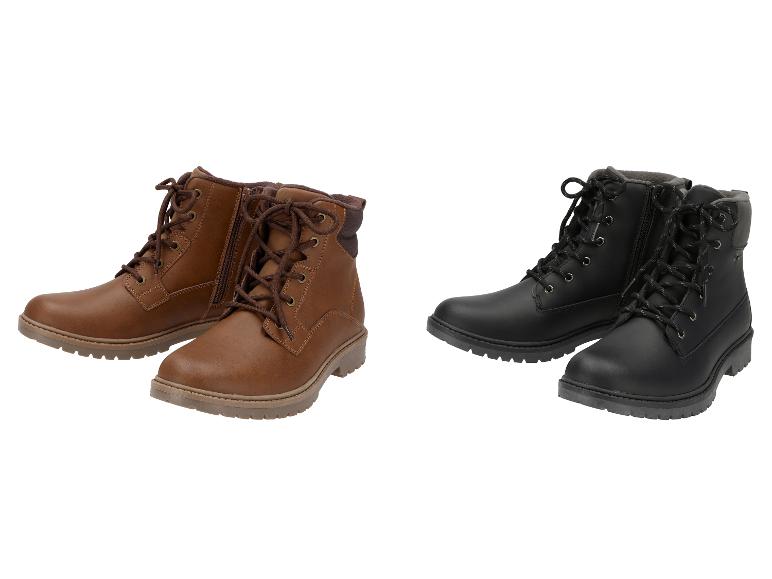 Deux paires de bottes, une marron et une noire.