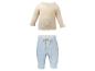 Ensemble bébé : haut côtelé beige à manches longues et pantalon bleu clair en mousseline.