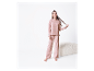 Pyjama femme rose clair à imprimé floral.
