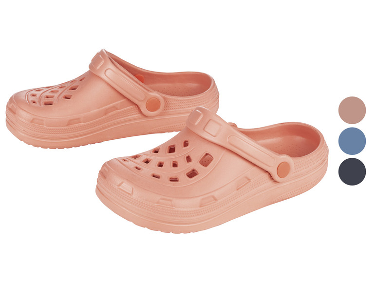 Deux paires de tongs roses avec une boucle.