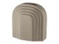 Un vase en céramique gris avec un design incurvé en forme d'arc.