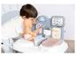 Un enfant joue avec une poupée et un ensemble de médecin en jouet.