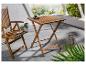 Une table et une chaise en bois pour le jardin.