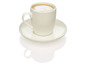 Une tasse de café avec de la mousse sur une soucoupe blanche.