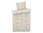 Une housse de couette avec taie d'oreiller beige à motif d'étoiles et de lunes.