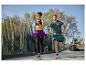 Deux coureurs en tenue de sport, une femme en legging noir et brassière, un homme en short et t-shirt.