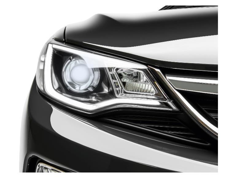 Gros plan sur le phare d'une voiture noire.