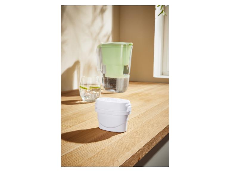 Filtre à eau Brita et récipient de filtre dans la cuisine.
