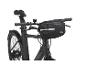 Un vélo noir avec une sacoche de guidon Crivit.