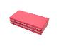 Un tapis de gymnastique rose plié en trois parties.