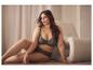 Femme en lingerie élégante vert olive en dentelle.