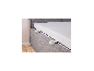 Gros plan sur les poignées de transport pratiques d'un matelas blanc sur un lit gris.