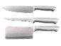 Ensemble de trois couteaux de cuisine en acier inoxydable, dont un couteau de chef, un couteau utilitaire et un couperet.