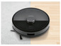 Un aspirateur robot Silvercrest noir sur un sol