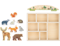 Étagère en bois avec figurines d'animaux de la forêt et un dessus décoratif forestier.