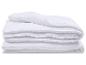 Couette blanche pliée avec bords cousus, isolée sur fond blanc