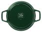 Cocotte ronde vert foncé avec poignées, montrant le dessous avec des symboles de cuisson.